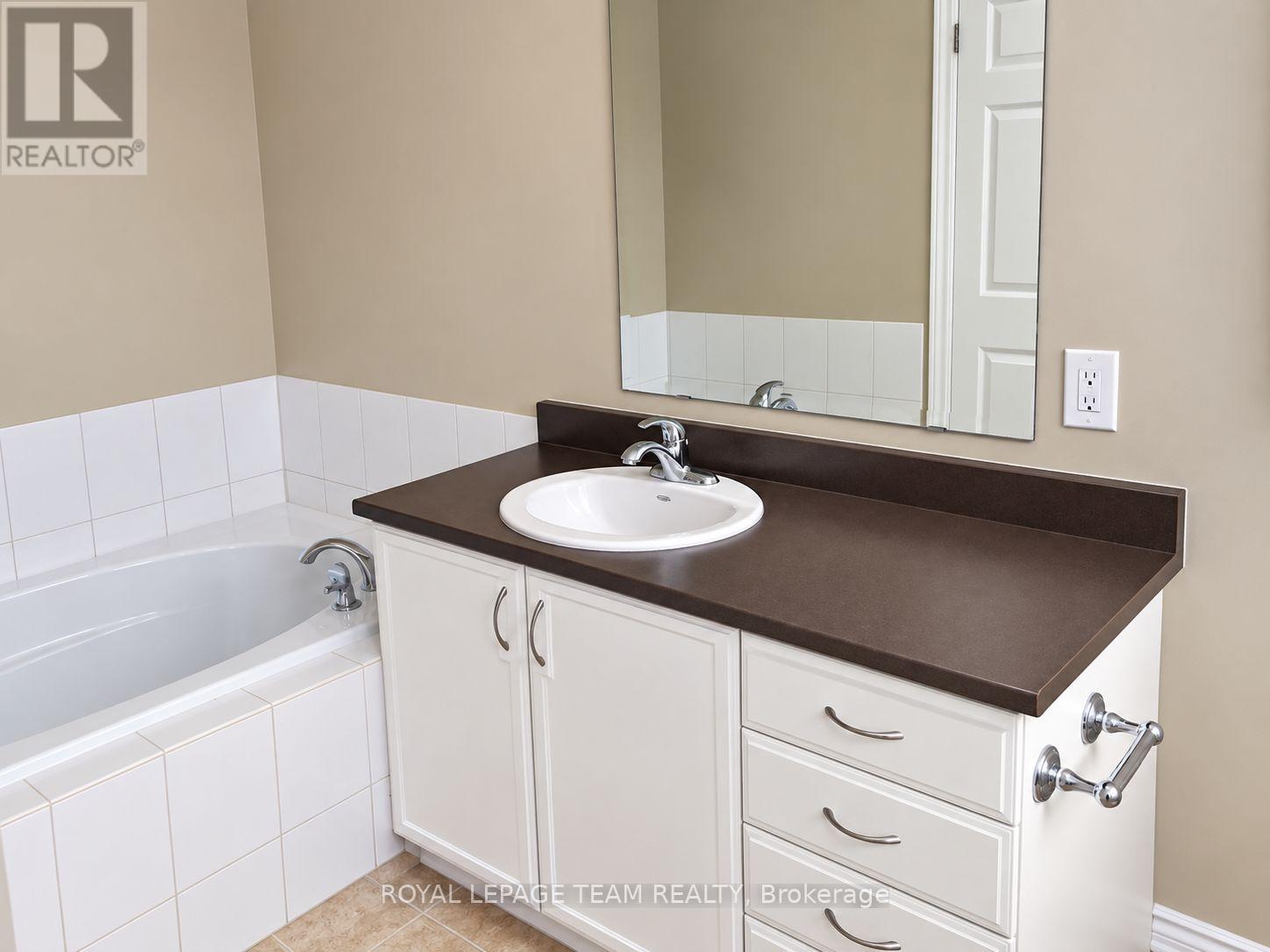 133 Forestbrook Street, Ottawa, Ontario  K2K 0A8 - Photo 8 - X13842984