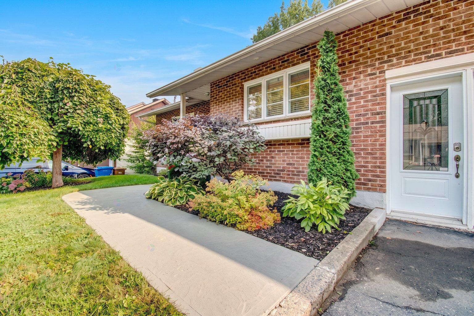2360 Rue des Cèdres Sorel-Tracy Quebec Canada J3R5G9 3