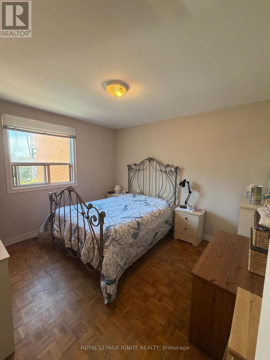 40 Avon Avenue, Toronto (Rockcliffe-Smythe), Ontario  M6N 3W7 - Photo 10 - W13843086