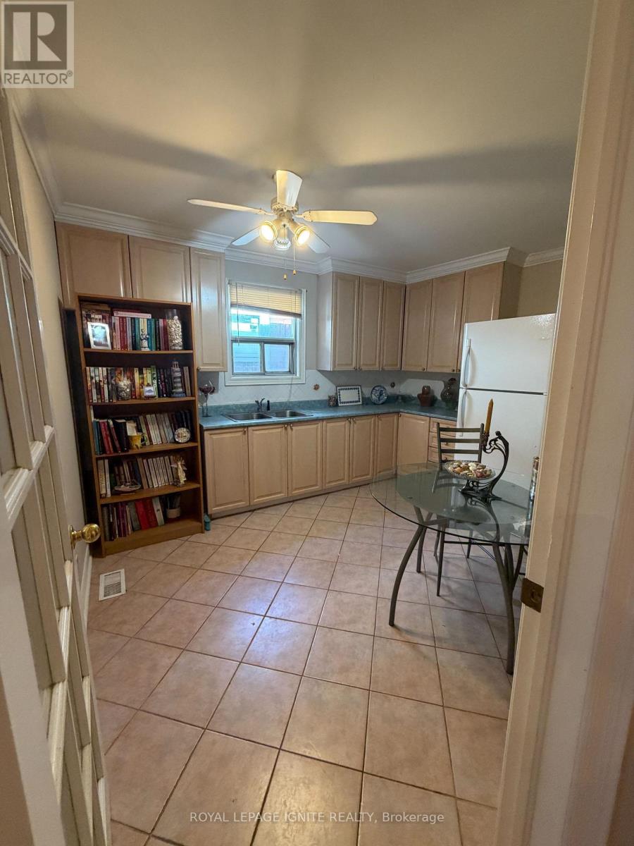 40 Avon Avenue, Toronto (Rockcliffe-Smythe), Ontario  M6N 3W7 - Photo 19 - W13843086