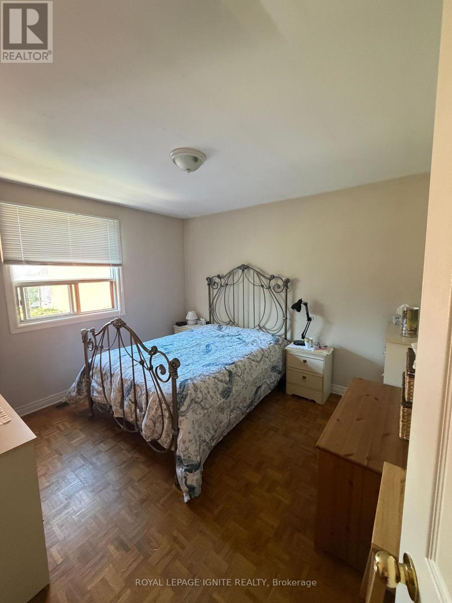40 Avon Avenue, Toronto (Rockcliffe-Smythe), Ontario  M6N 3W7 - Photo 7 - W13843086