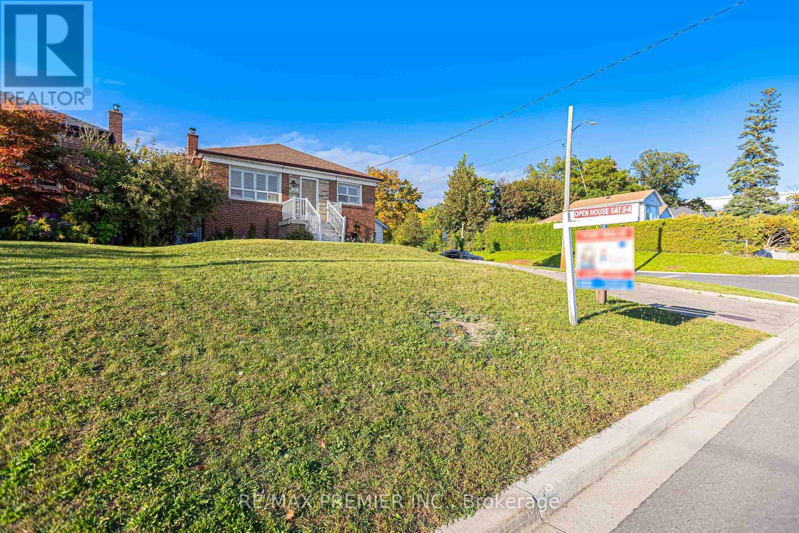 240 Calvington Street, Toronto (Downsview-Roding-Cfb), Ontario  M3M 2N4 - Photo 3 - W13843122