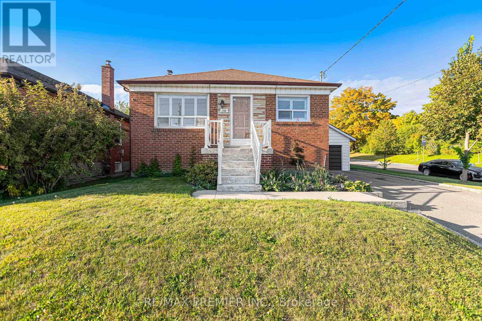 240 Calvington Street, Toronto (Downsview-Roding-Cfb), Ontario  M3M 2N4 - Photo 4 - W13843122