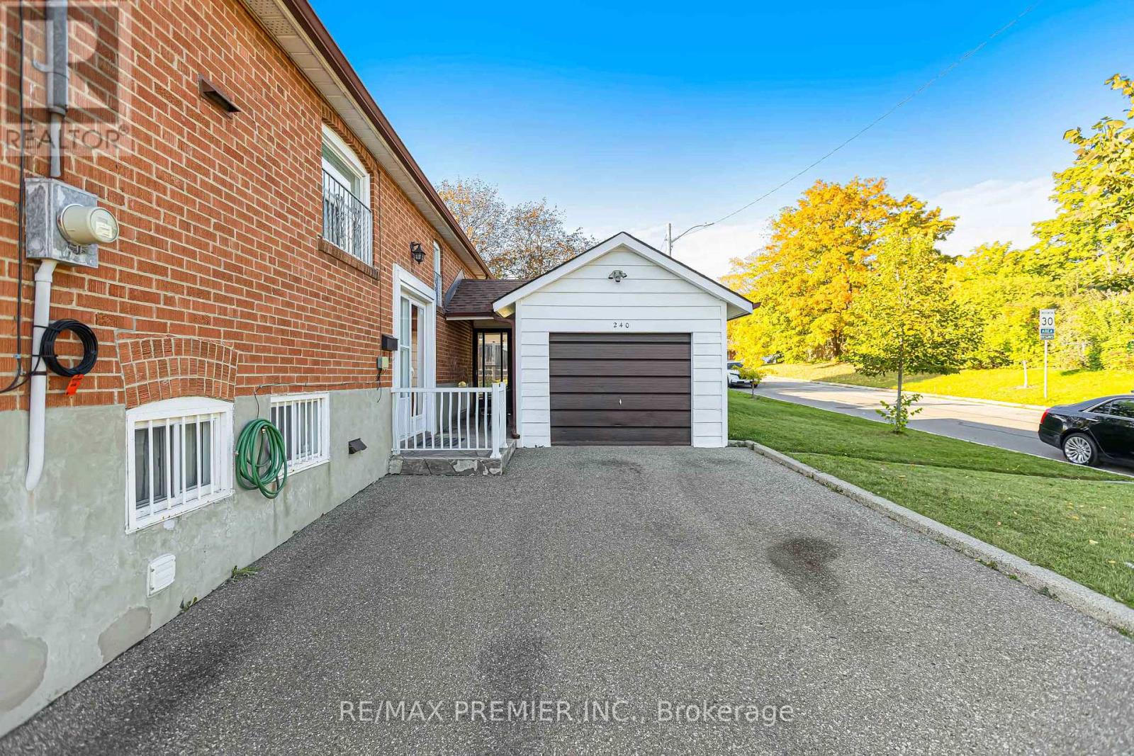 240 Calvington Street, Toronto (Downsview-Roding-Cfb), Ontario  M3M 2N4 - Photo 6 - W13843122