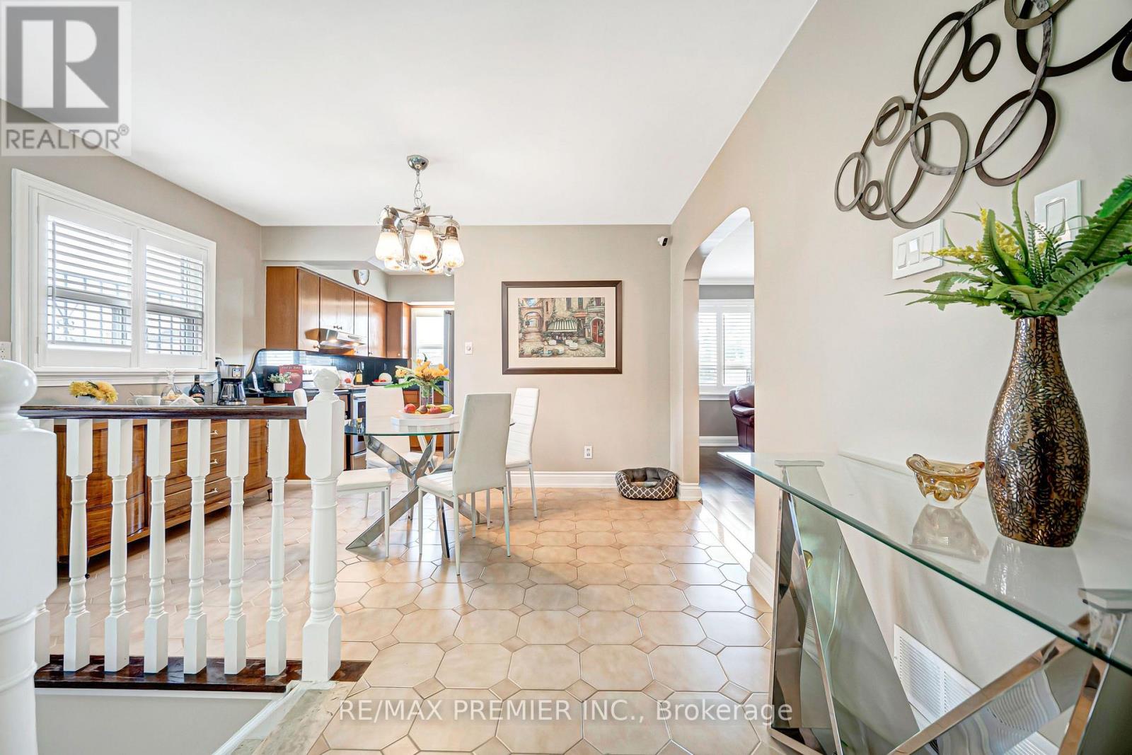 240 Calvington Street, Toronto (Downsview-Roding-Cfb), Ontario  M3M 2N4 - Photo 8 - W13843122