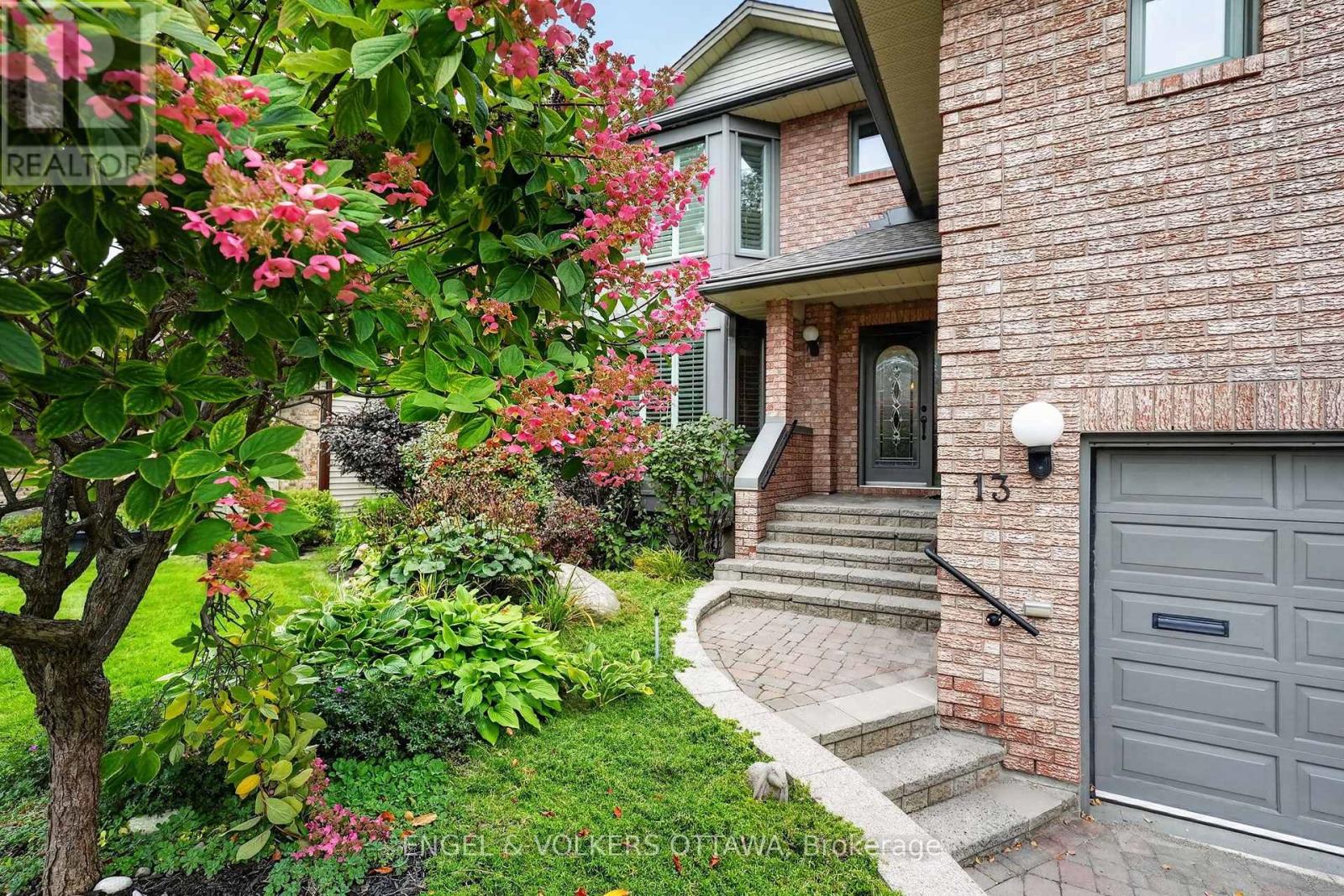 13 Lynhurst Avenue, Ottawa, Ontario  K1V 9W8 - Photo 2 - X13843292