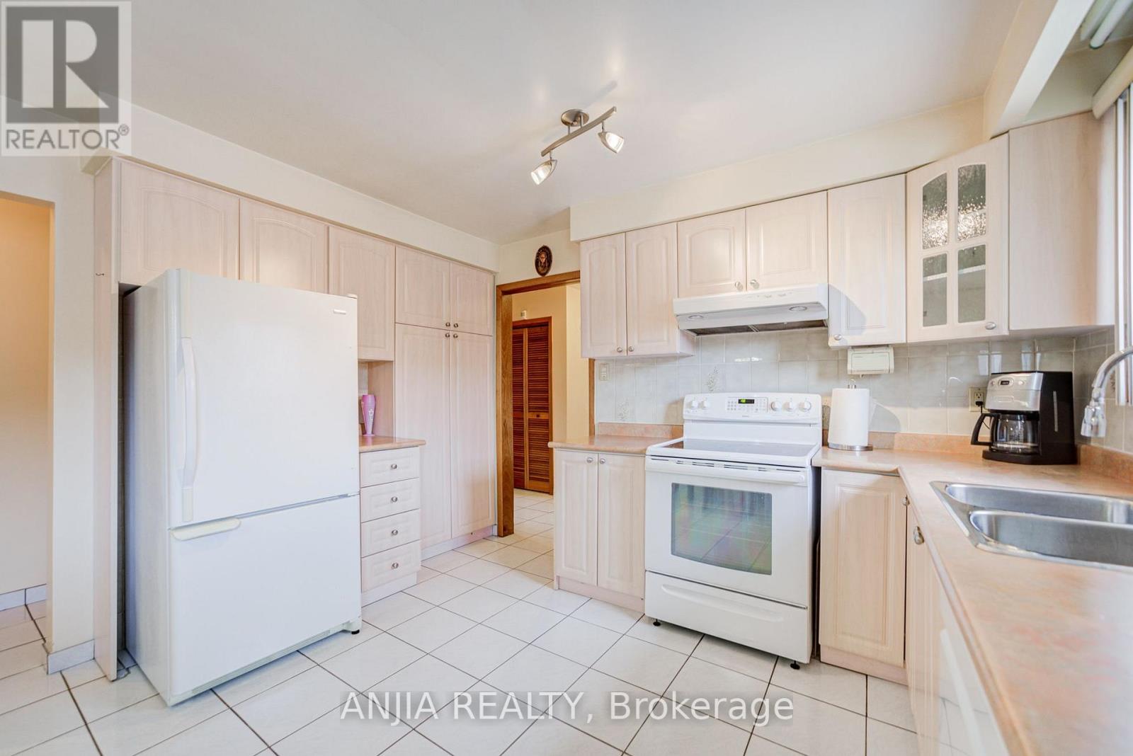 5 Brantford Drive, Toronto (L'amoreaux), Ontario  M1W 1E2 - Photo 17 - E13843254