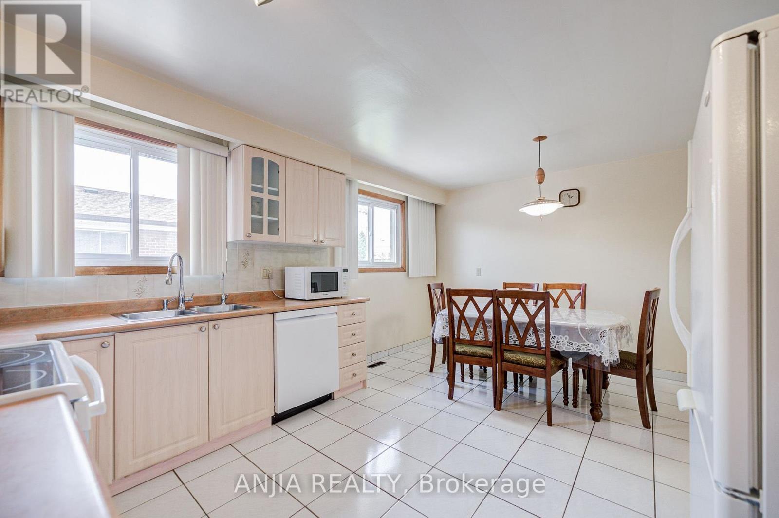 5 Brantford Drive, Toronto (L'amoreaux), Ontario  M1W 1E2 - Photo 18 - E13843254