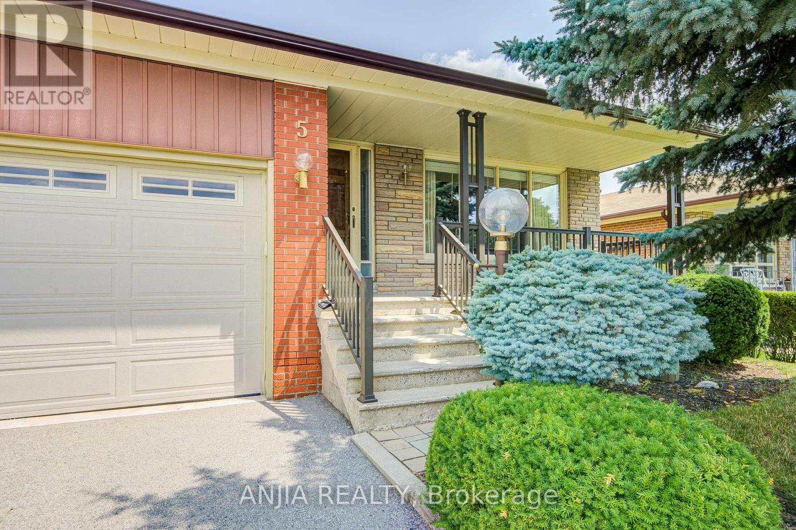 5 Brantford Drive, Toronto (L'amoreaux), Ontario  M1W 1E2 - Photo 4 - E13843254