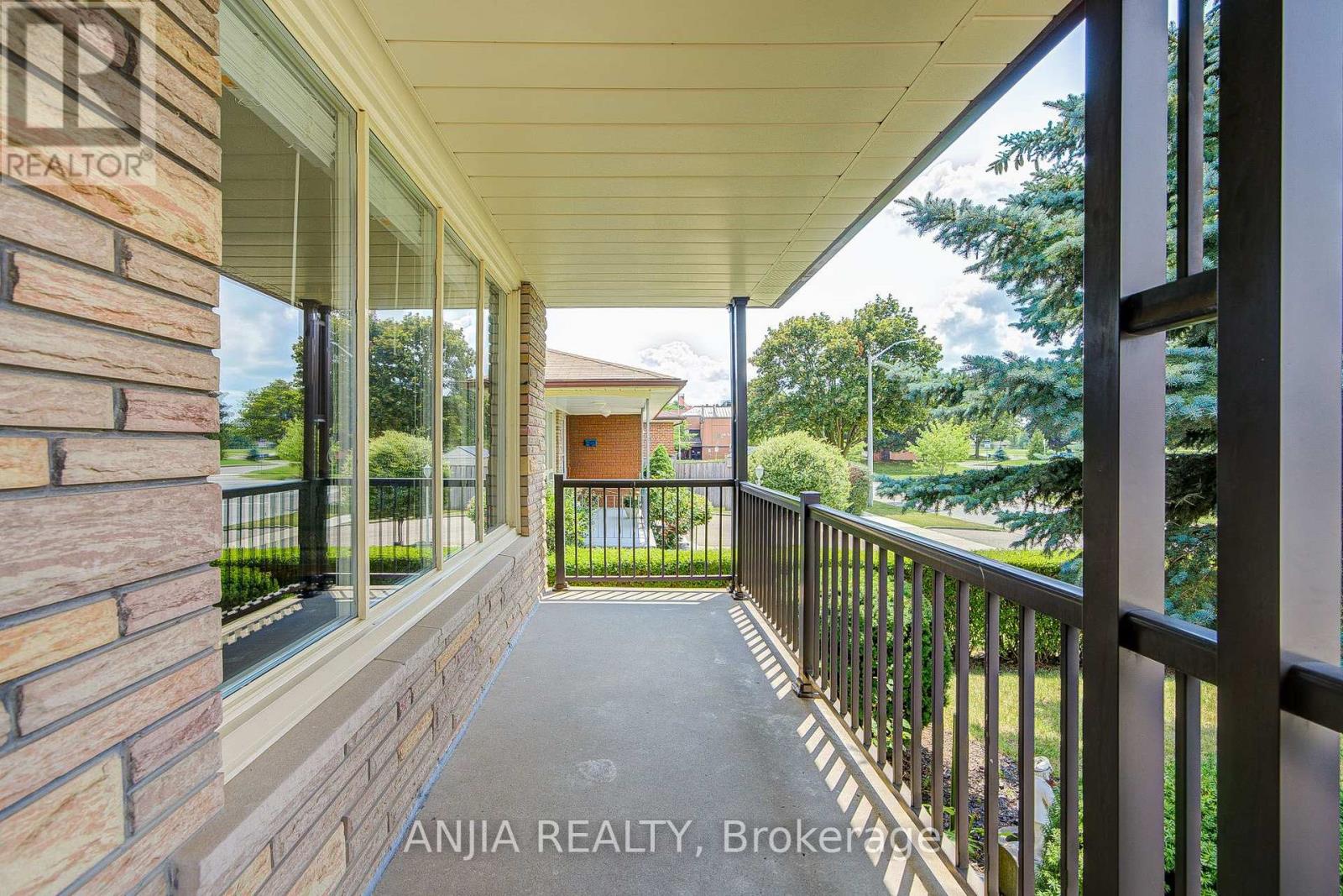 5 Brantford Drive, Toronto (L'amoreaux), Ontario  M1W 1E2 - Photo 5 - E13843254