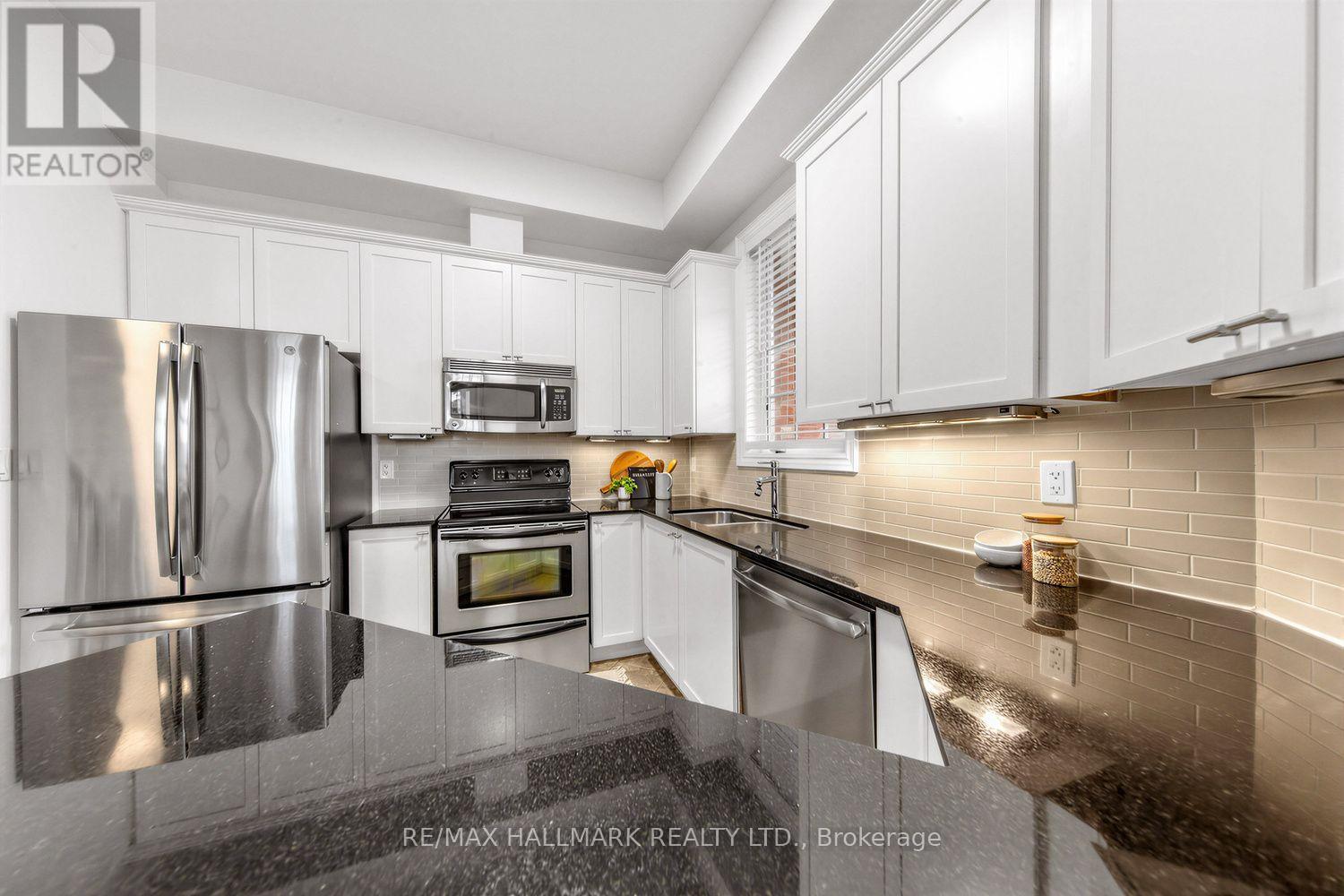 34 Fairhead Mews, Toronto, Ontario M4E 3Y4 - Photo 12 - E13843430