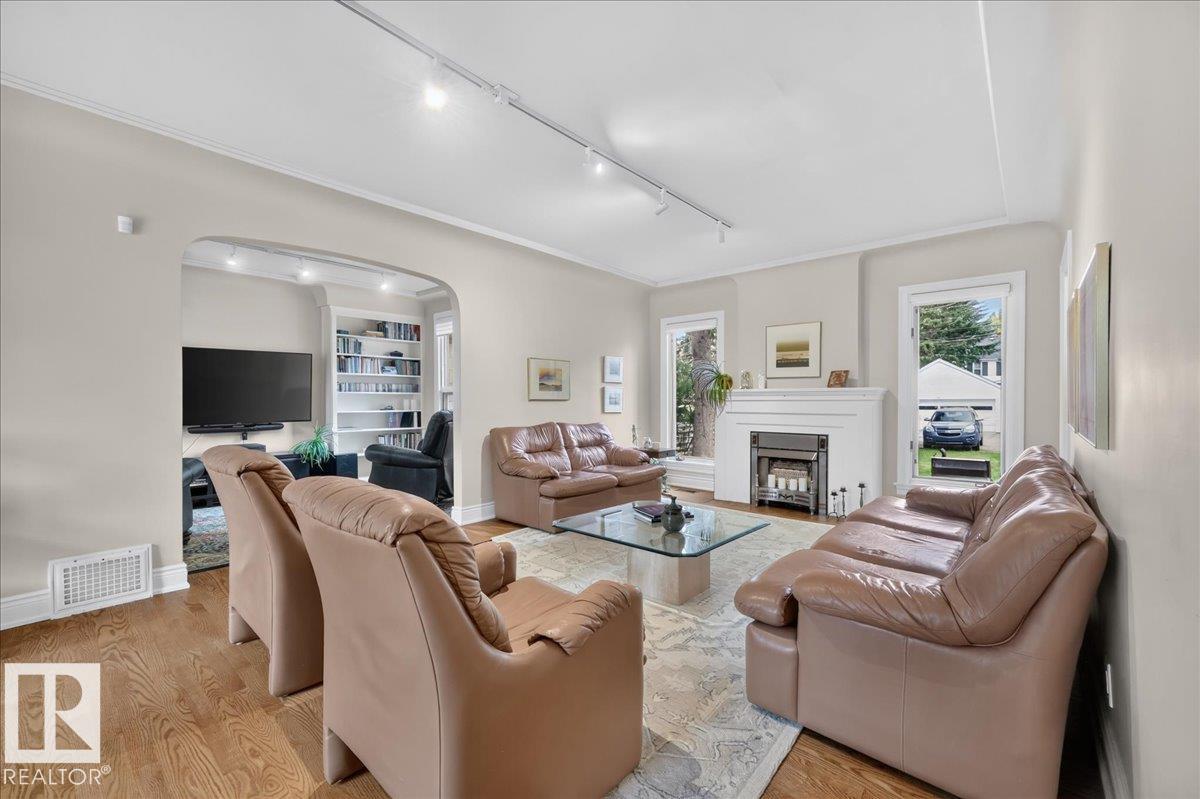 30 ST GEORGE'S CR NW