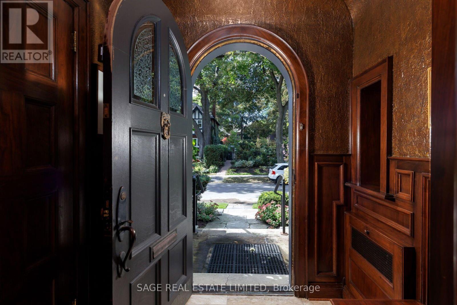51 King Georges Road, Toronto (Kingsway South), Ontario  M8X 1L4 - Photo 2 - W13843216