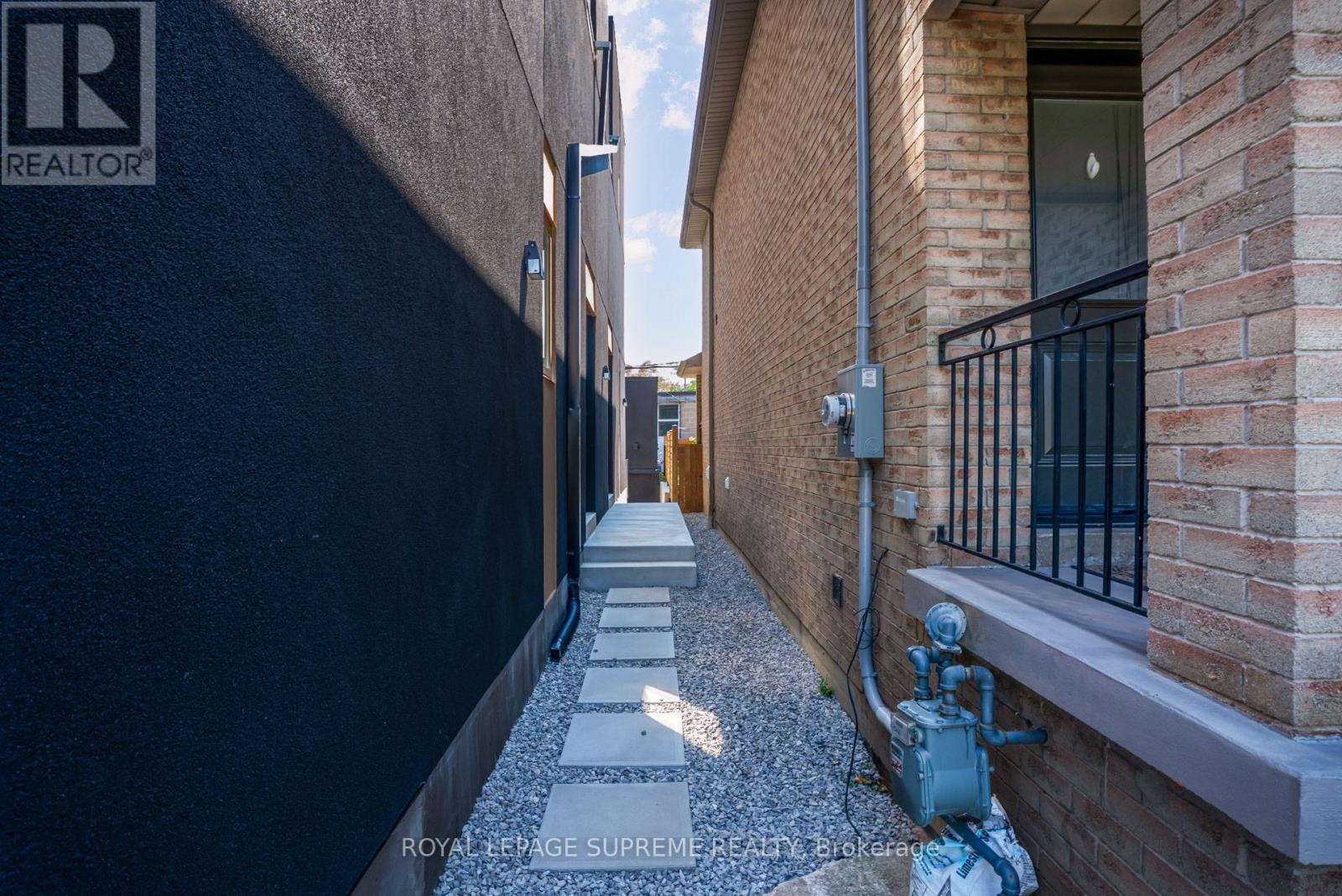 3 - 101 Bernice Crescent, Toronto (Rockcliffe-Smythe), Ontario  M6N 1W7 - Photo 3 - W13843318