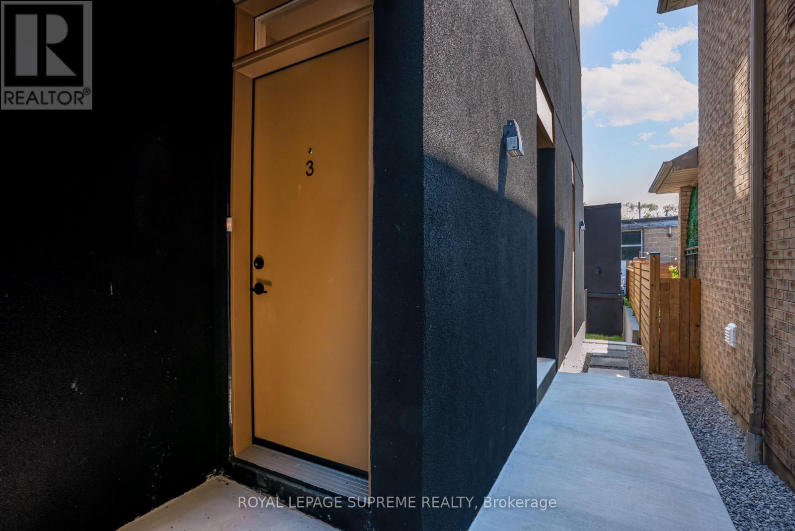 3 - 101 Bernice Crescent, Toronto (Rockcliffe-Smythe), Ontario  M6N 1W7 - Photo 4 - W13843318