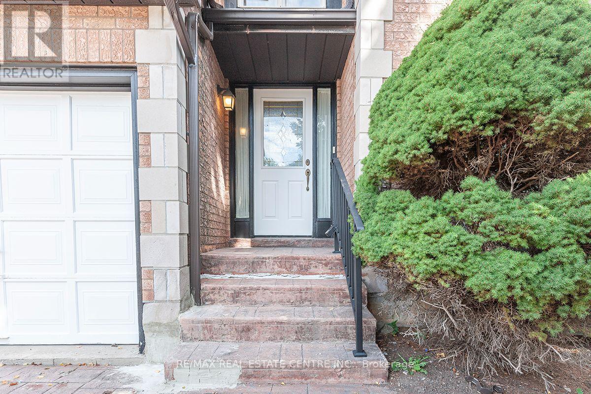 3679 Loyalist Drive, Mississauga (Erin Mills), Ontario  L5L 4S9 - Photo 2 - W13843438