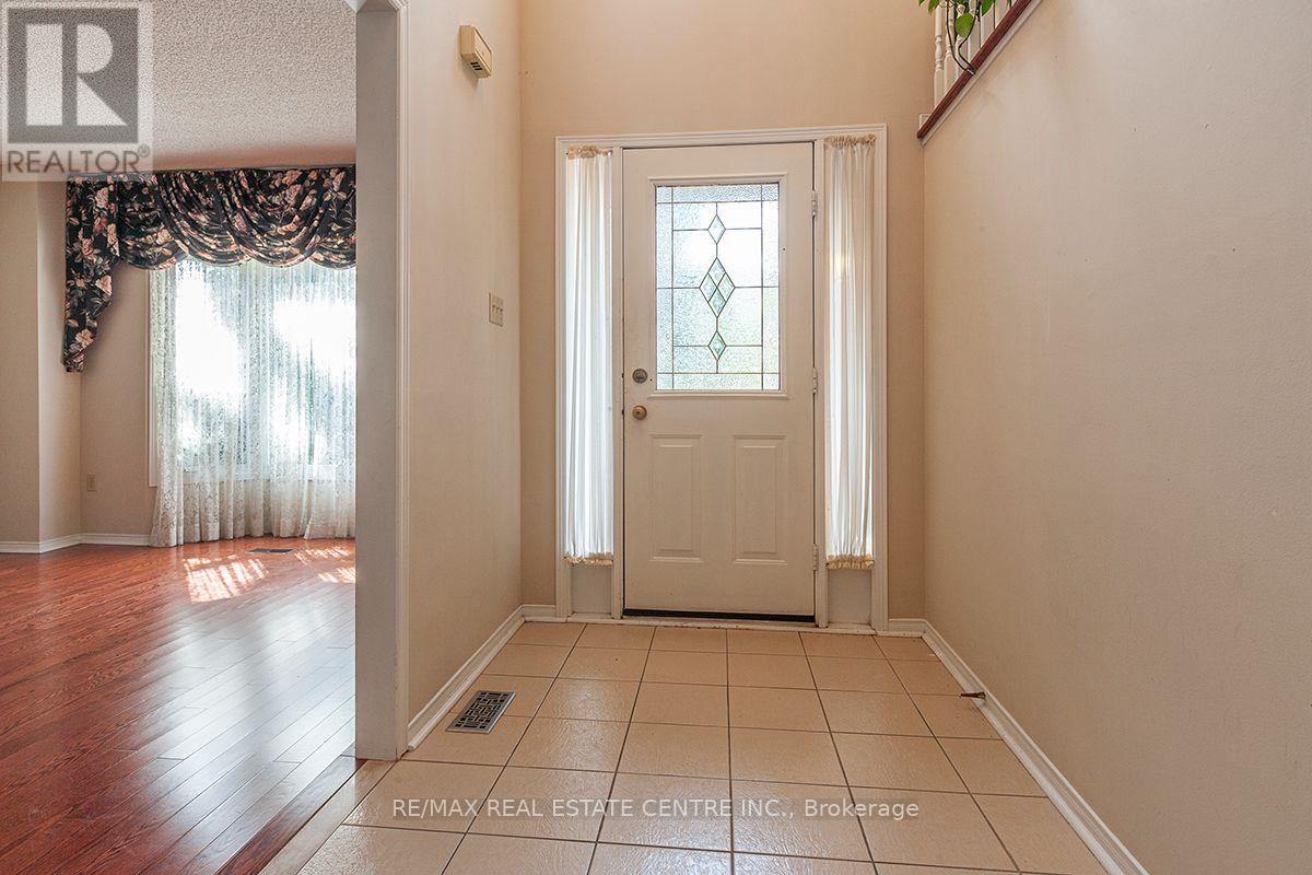 3679 Loyalist Drive, Mississauga (Erin Mills), Ontario  L5L 4S9 - Photo 3 - W13843438