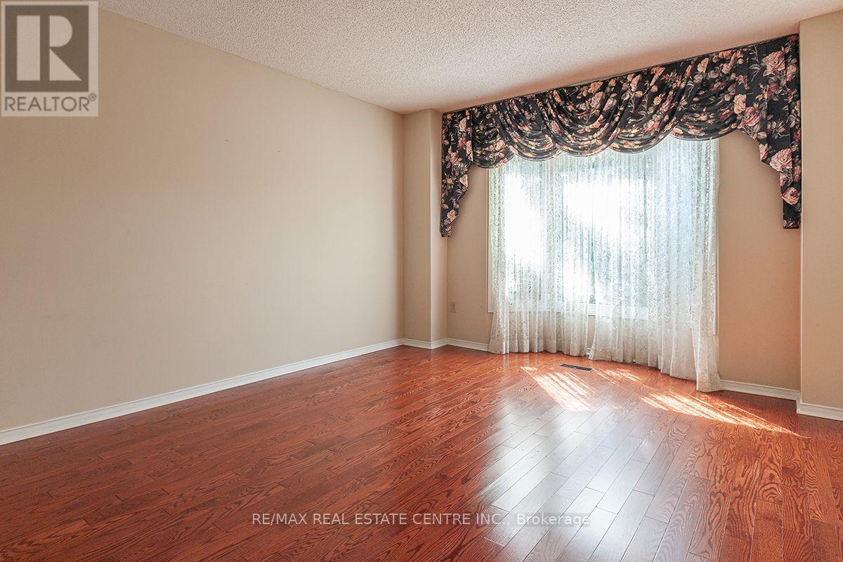 3679 Loyalist Drive, Mississauga (Erin Mills), Ontario  L5L 4S9 - Photo 4 - W13843438
