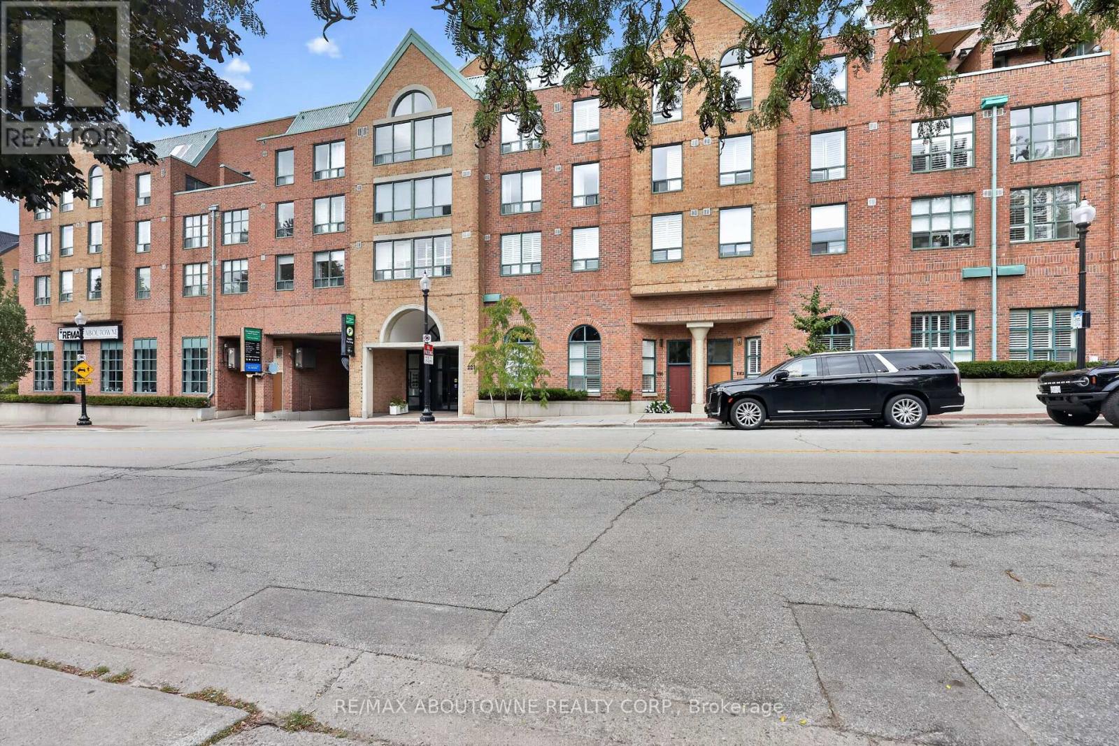 211 - 221 ROBINSON STREET, oakville (oo old oakville), Ontario
