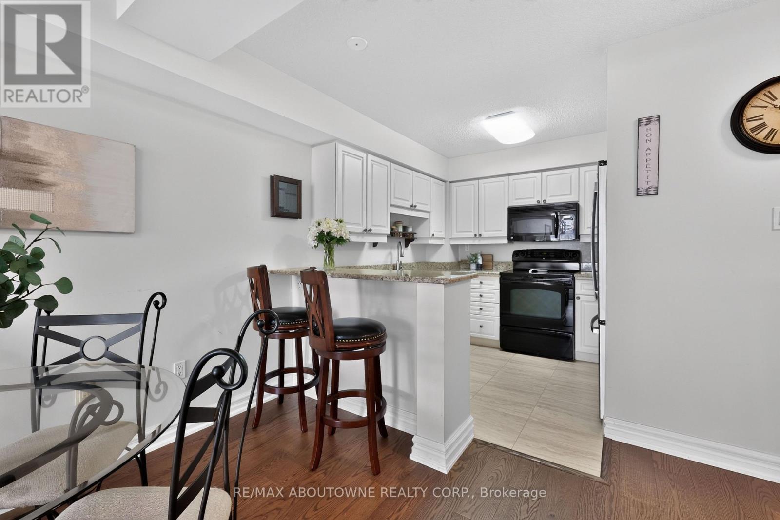 211 - 221 Robinson Street, Oakville (Oo Old Oakville), Ontario  L6J 7N9 - Photo 11 - W13843508