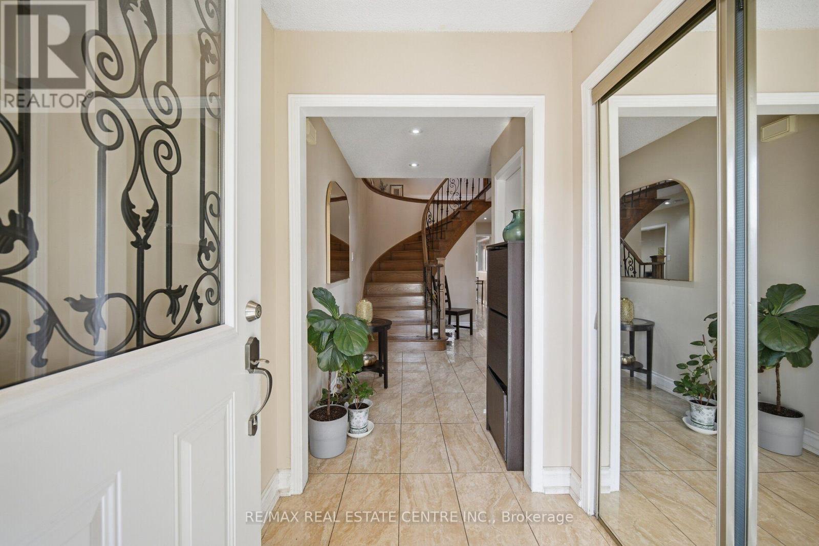 22 Faywood Drive, Brampton (Fletcher's West), Ontario  L6Y 4K3 - Photo 6 - W13843622