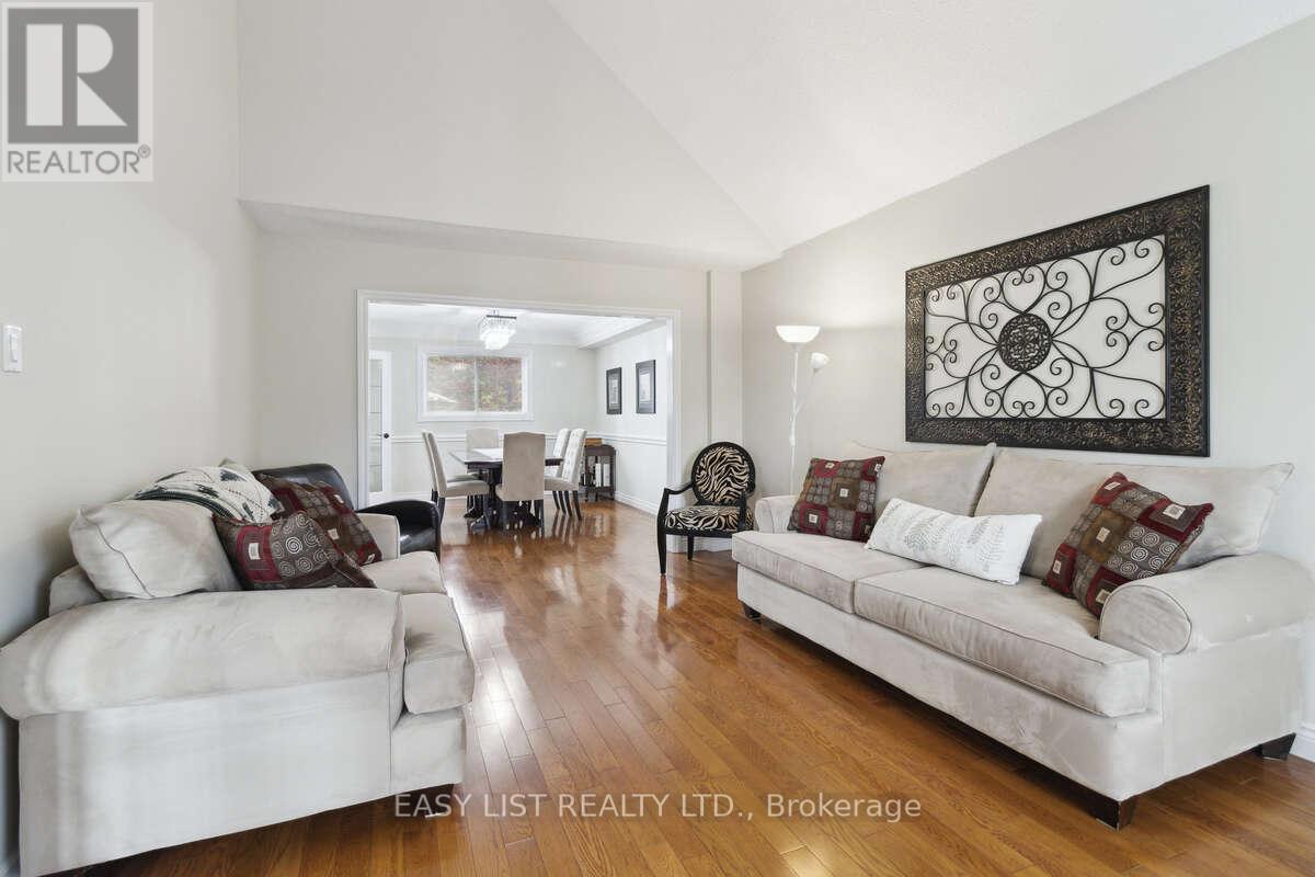 31 Bloomfield Trail, Richmond Hill, Ontario  L4E 2J8 - Photo 8 - N12901408