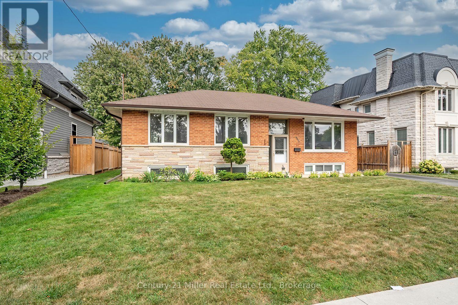 1135 Bridge Road N, Oakville, Ontario  L6L 2B6 - Photo 3 - W13843902