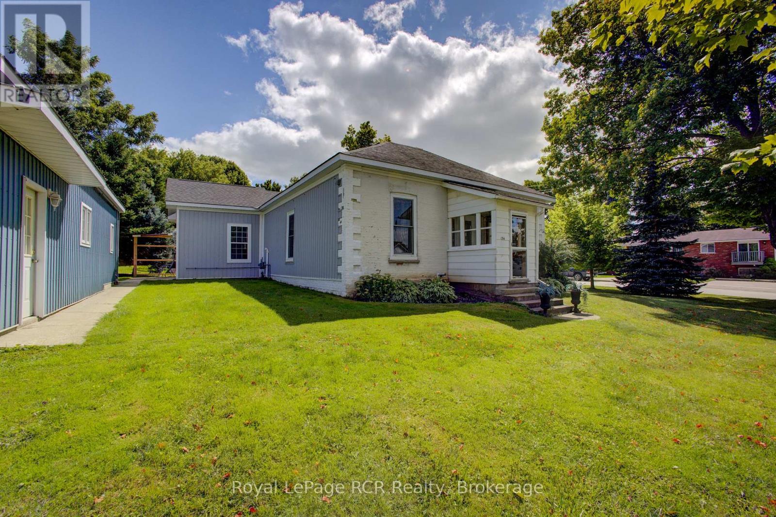 134 Frederick Street E, Wellington North, Ontario N0G 1A0 - Photo 1 - X13843758