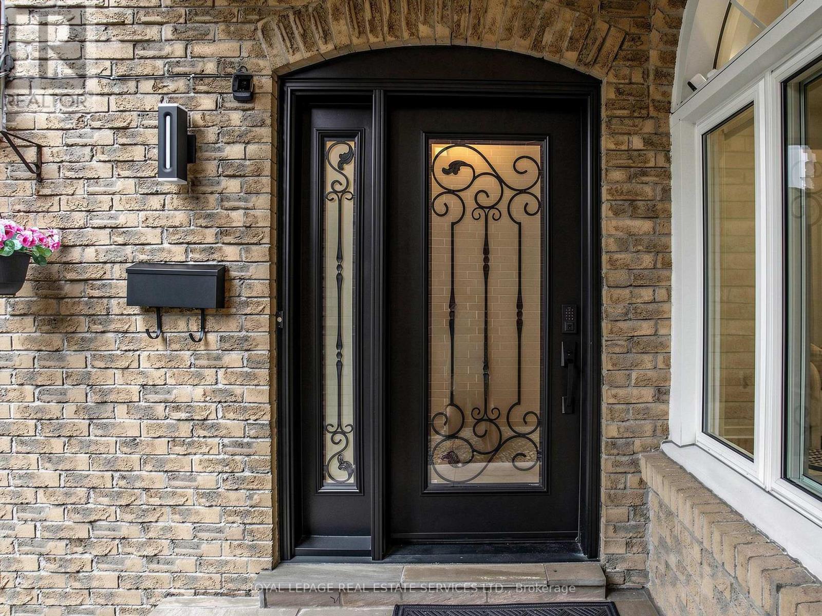 21 Glenmanor Way, Vaughan (Crestwood-Springfarm-Yorkhill), Ontario  L4J 3A3 - Photo 2 - N13843840
