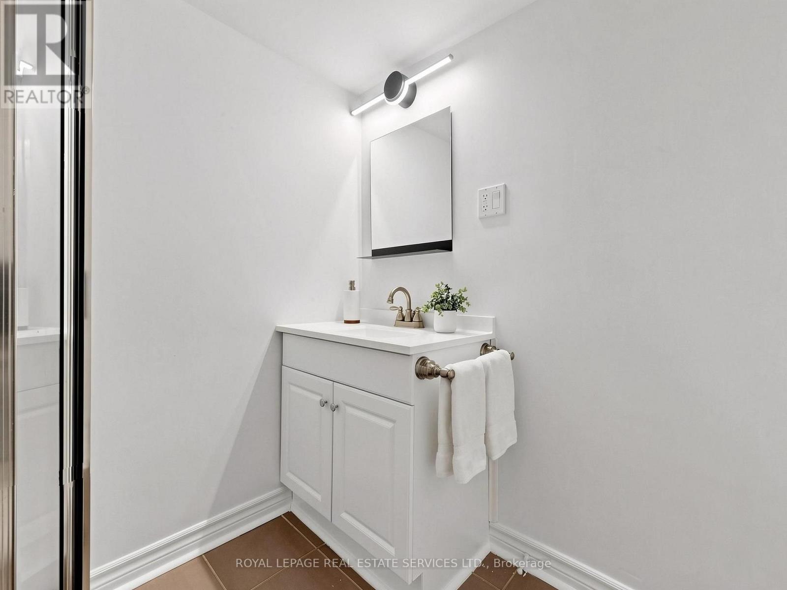 21 Glenmanor Way, Vaughan (Crestwood-Springfarm-Yorkhill), Ontario  L4J 3A3 - Photo 28 - N13843840