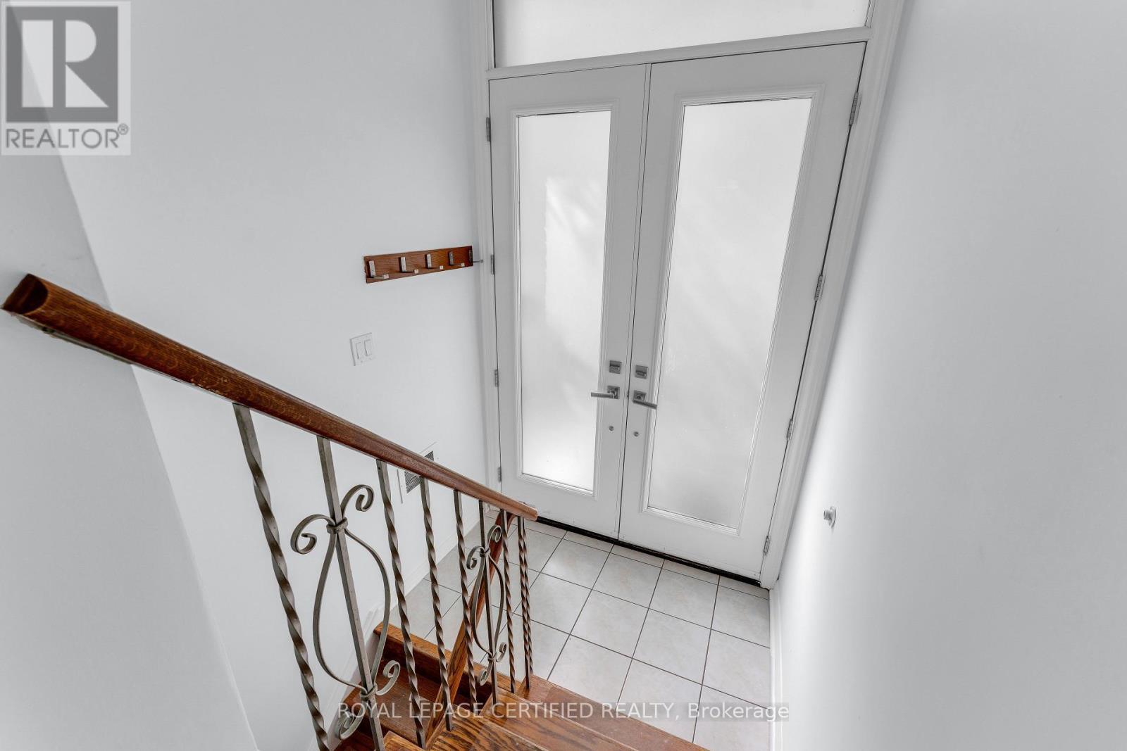 Main - 586 Pinegrove Road, Oakville, Ontario L6K 2C6 - Photo 5 - W13843800