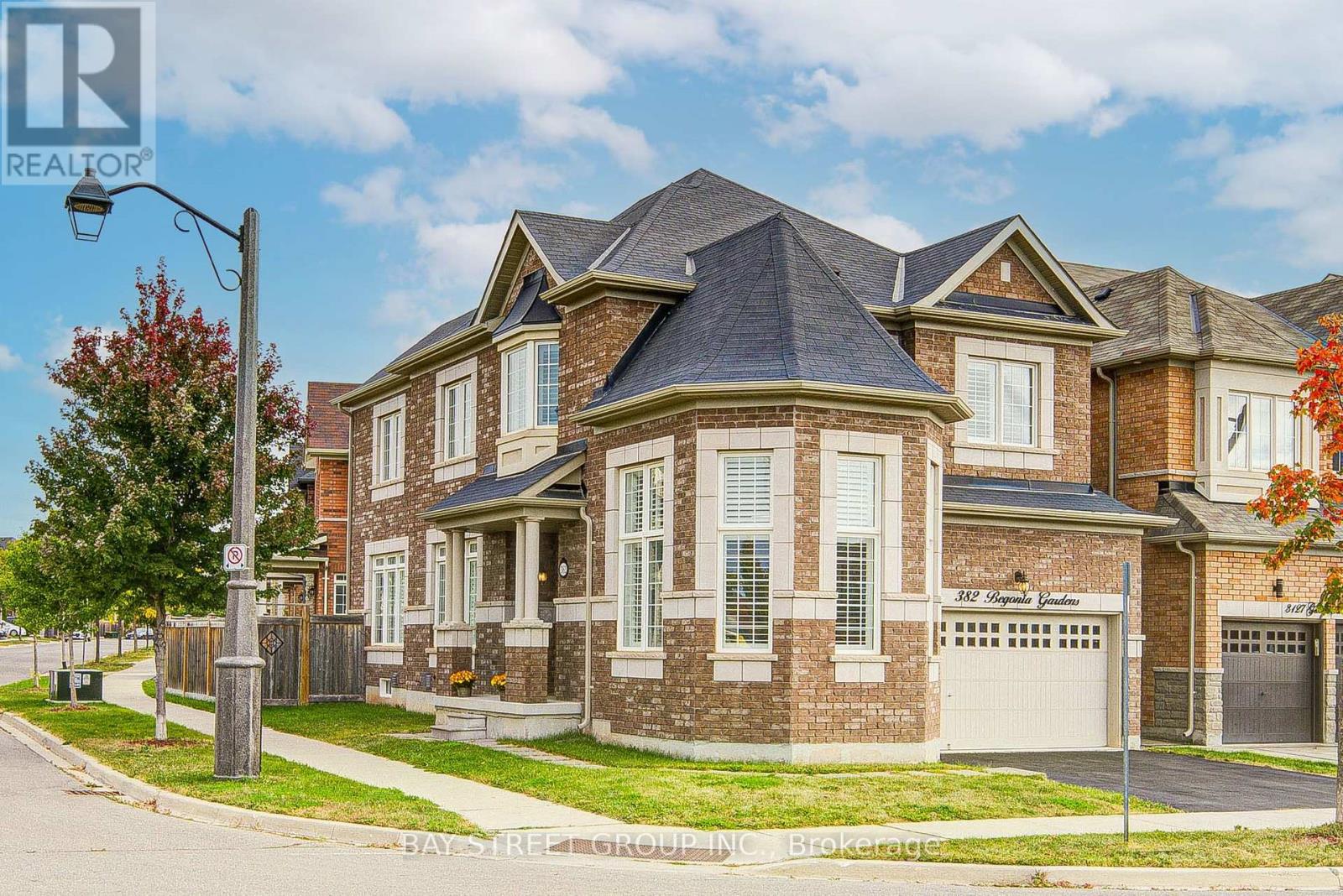 382 BEGONIA GARDENS, Oakville, Ontario