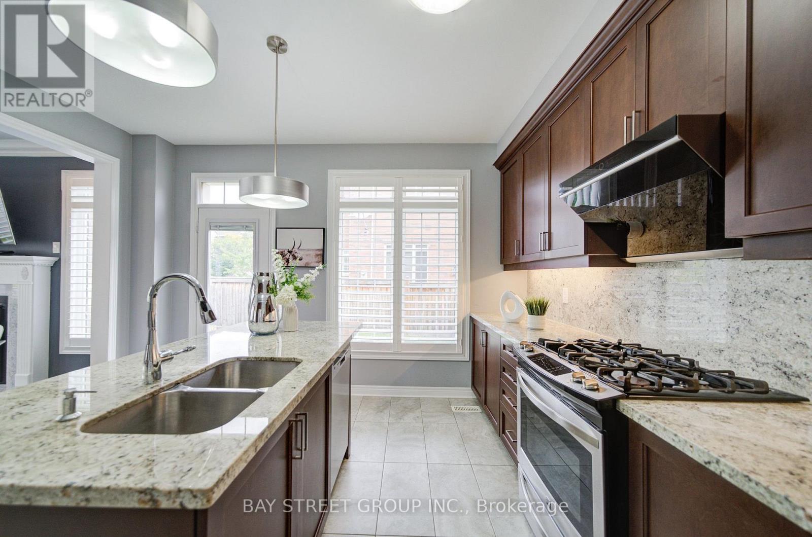 382 Begonia Gardens, Oakville, Ontario  L6M 1L7 - Photo 11 - W13843806
