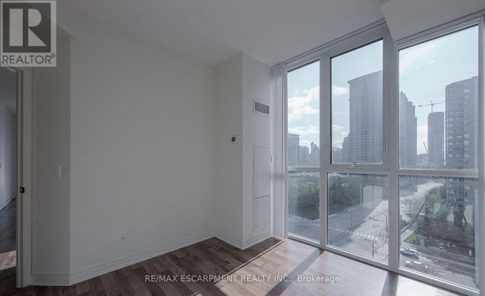 1005 - 339 Rathburn Road W, Mississauga, Ontario  L5B 0K6 - Photo 13 - W13843820