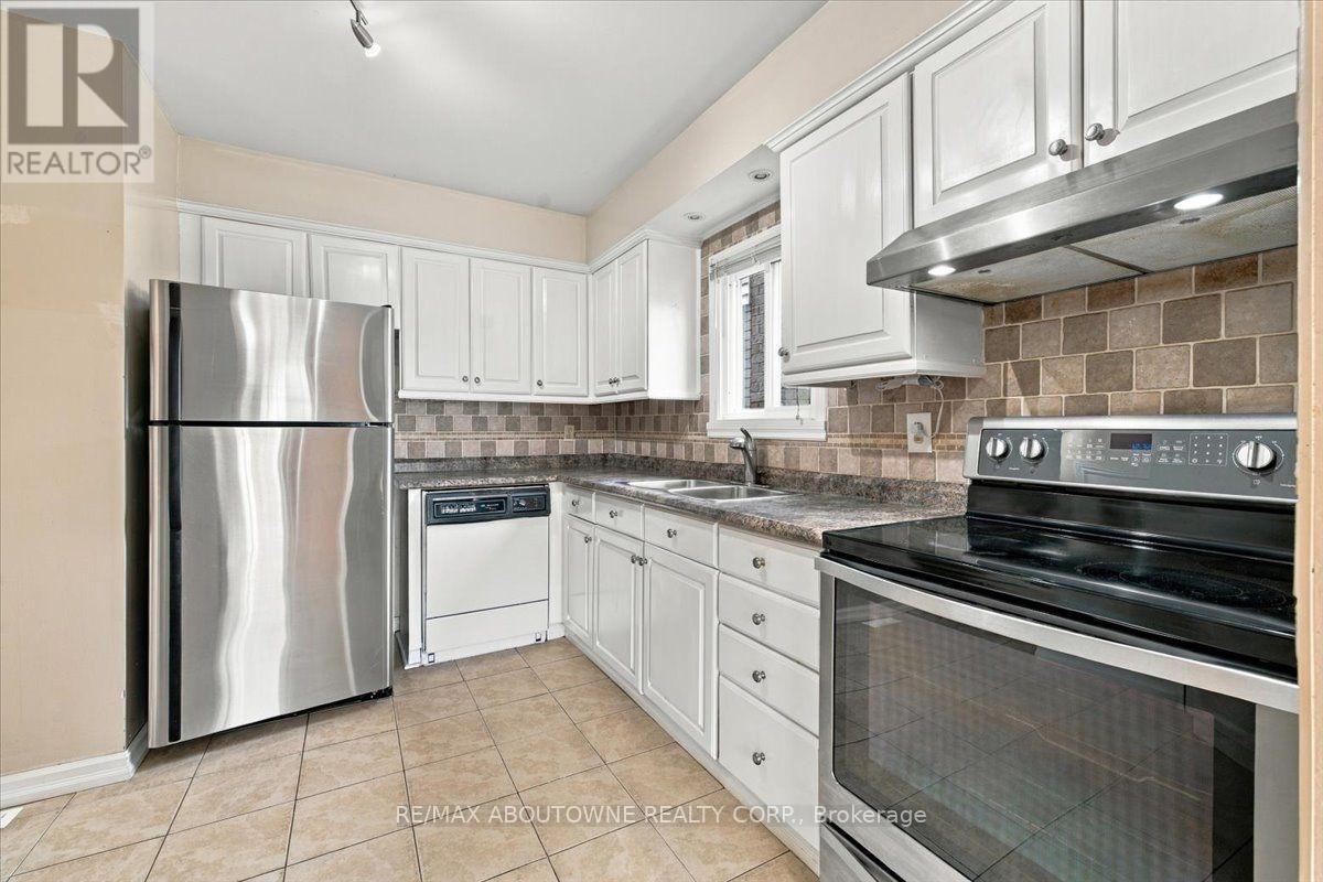 2197 Pembroke Court, Burlington, Ontario  L7P 3X8 - Photo 15 - W13843906