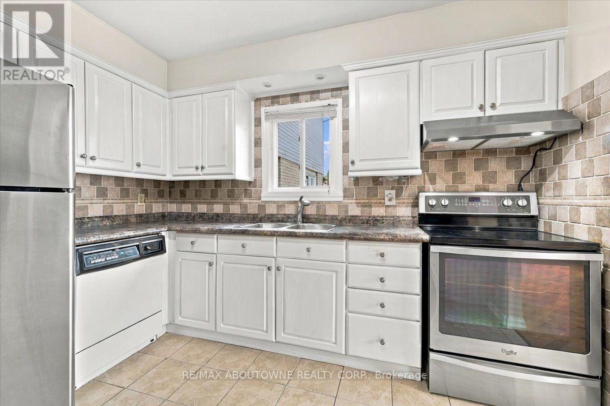 2197 Pembroke Court, Burlington, Ontario  L7P 3X8 - Photo 17 - W13843906