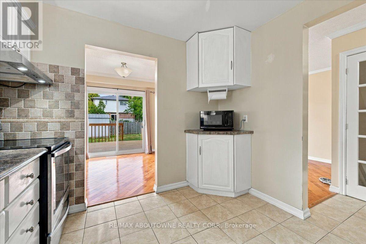 2197 Pembroke Court, Burlington, Ontario  L7P 3X8 - Photo 18 - W13843906