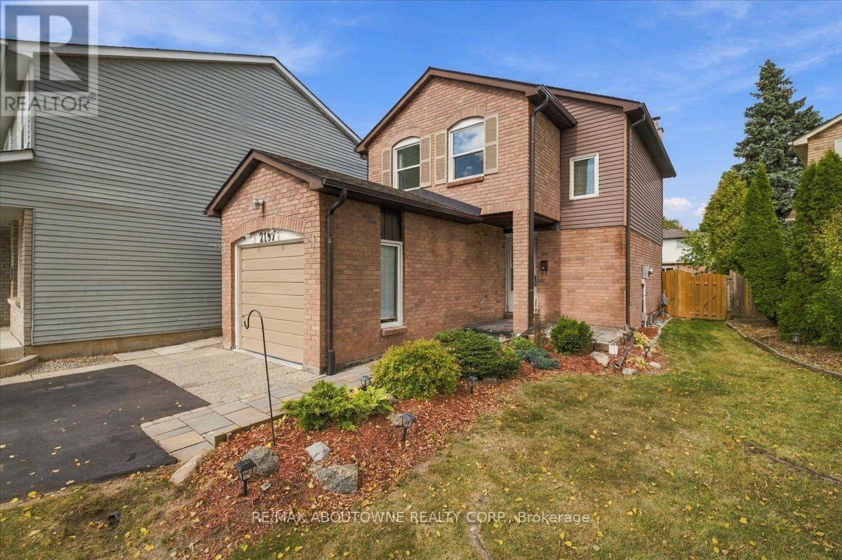 2197 Pembroke Court, Burlington, Ontario  L7P 3X8 - Photo 3 - W13843906
