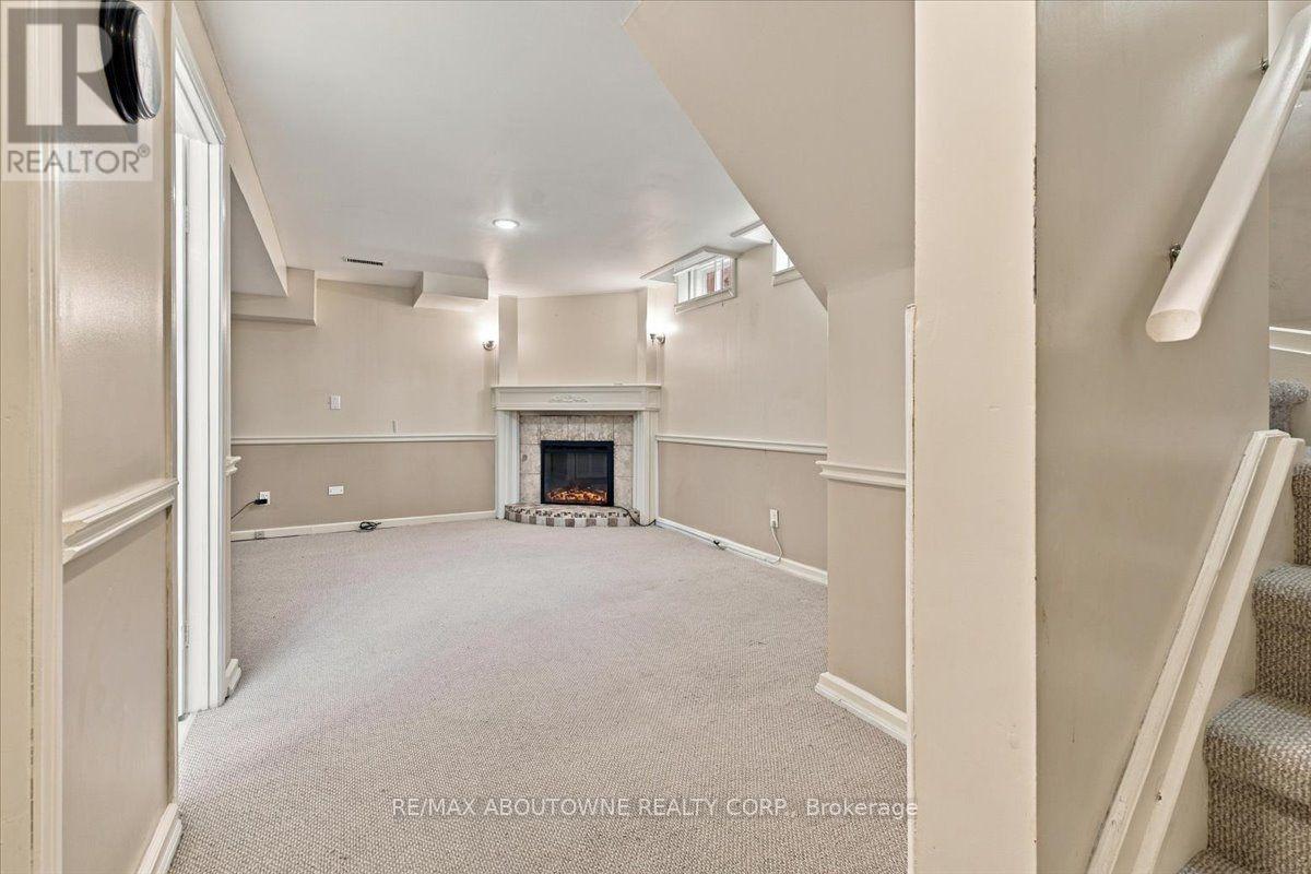 2197 Pembroke Court, Burlington, Ontario  L7P 3X8 - Photo 30 - W13843906