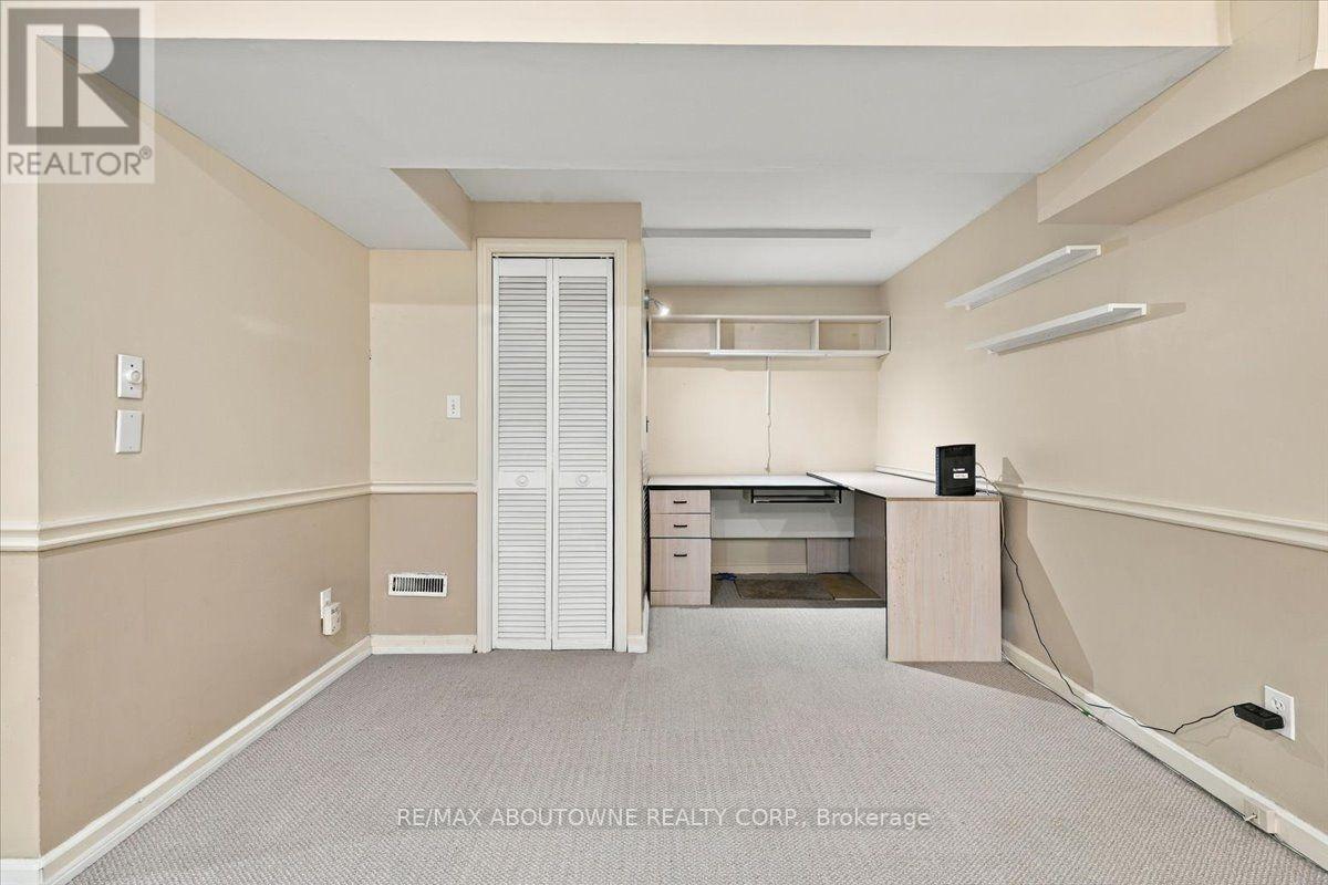 2197 Pembroke Court, Burlington, Ontario  L7P 3X8 - Photo 35 - W13843906