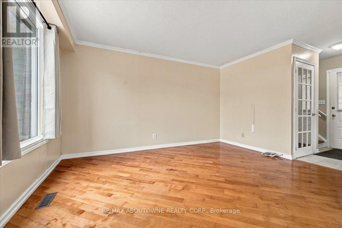 2197 Pembroke Court, Burlington, Ontario  L7P 3X8 - Photo 9 - W13843906