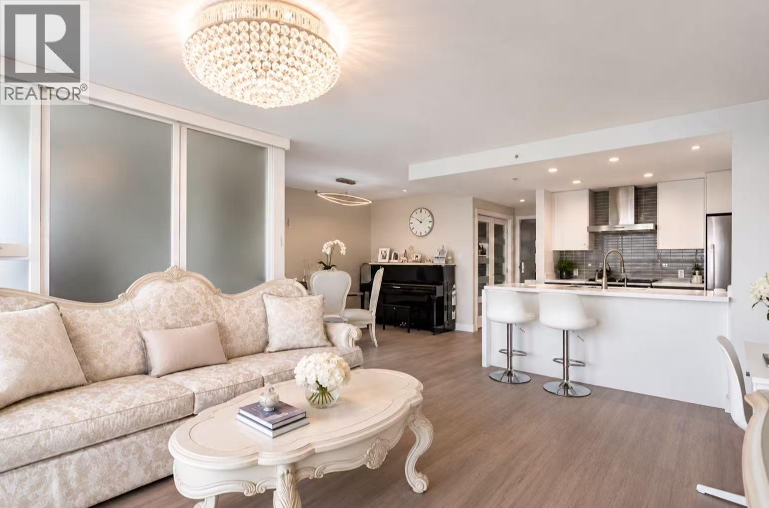 455 BEACH CRESCENT