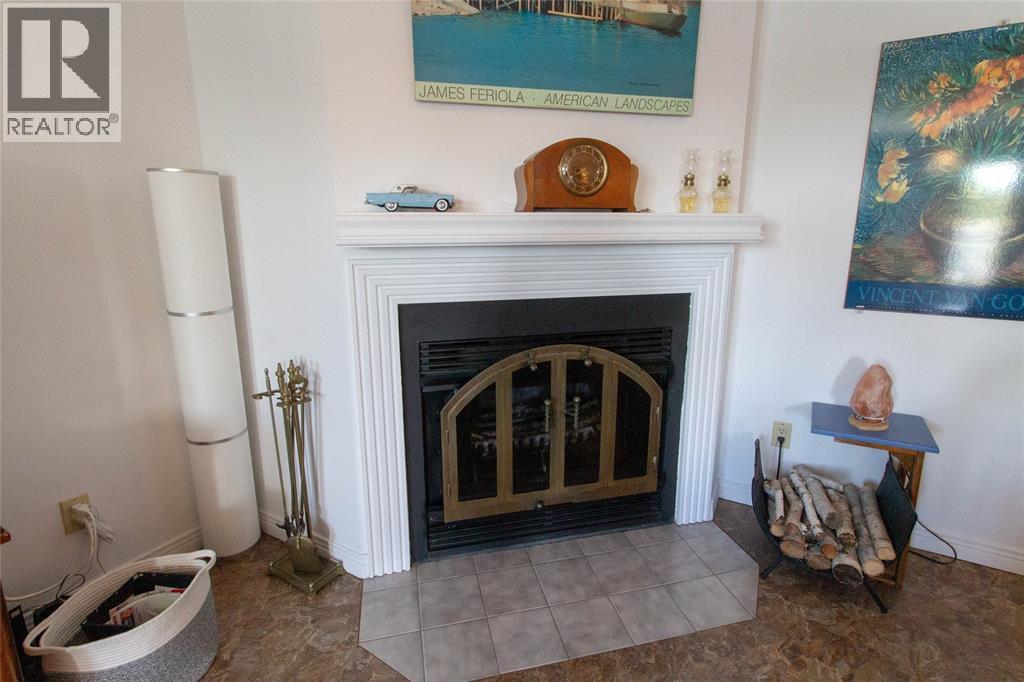 1520 VENETIAN BOULEVARD Unit# M-202 Point Edward Ontario Canada N7T7Z8 5