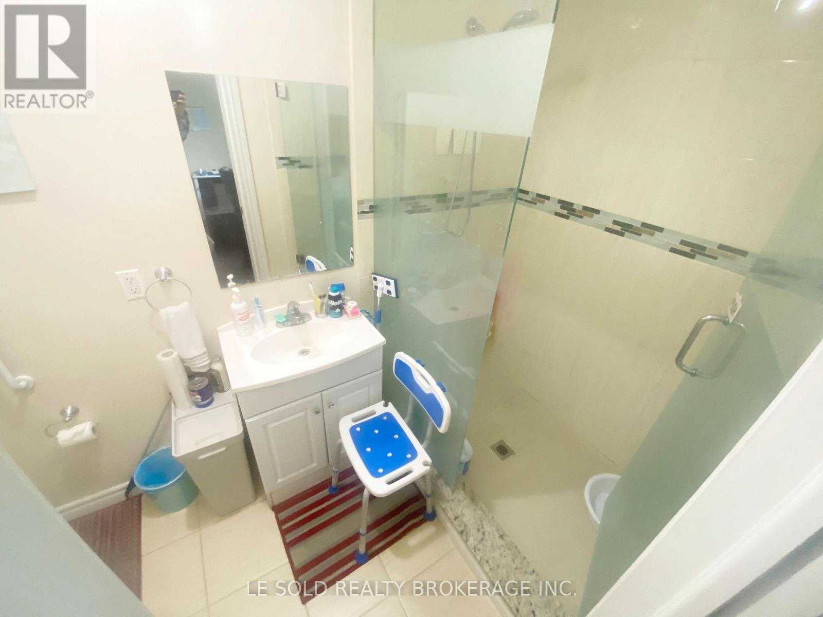 2nd Floor Room - 21 Revcoe Drive, Toronto, Ontario  M2M 2B9 - Photo 3 - C13844236