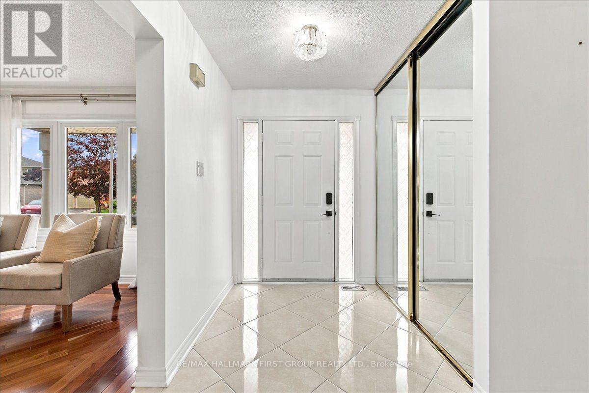1582 Kelvinway Lane, Pickering, Ontario  L1V 5Y2 - Photo 4 - E13844164
