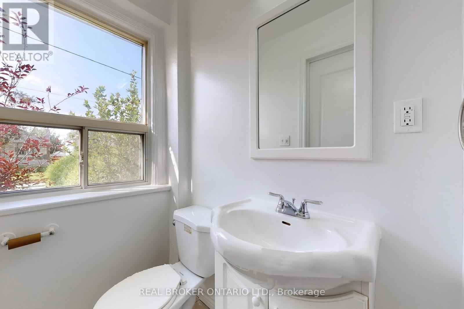 Main - 102 Bowie Avenue, Toronto, Ontario  M6E 2P7 - Photo 10 - W13844300