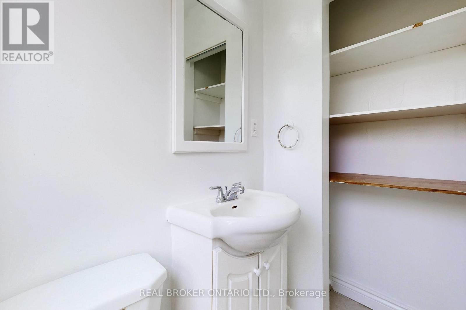 Main - 102 Bowie Avenue, Toronto, Ontario  M6E 2P7 - Photo 11 - W13844300