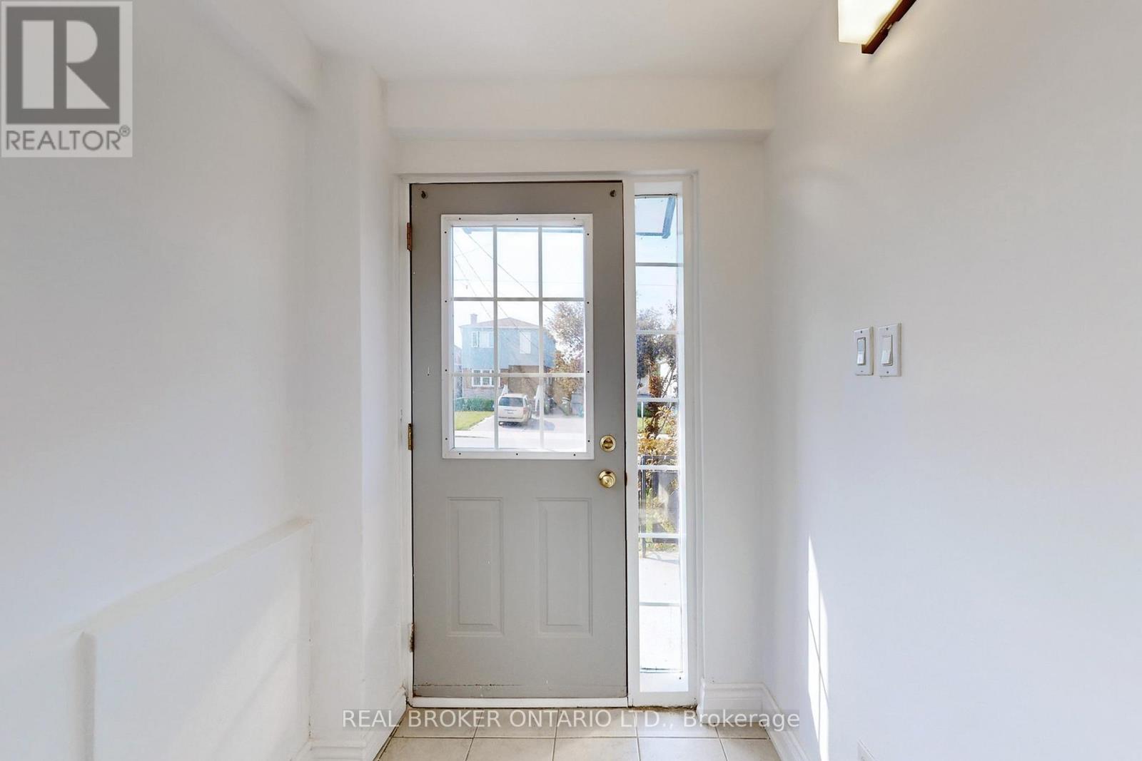 Main - 102 Bowie Avenue, Toronto, Ontario  M6E 2P7 - Photo 3 - W13844300