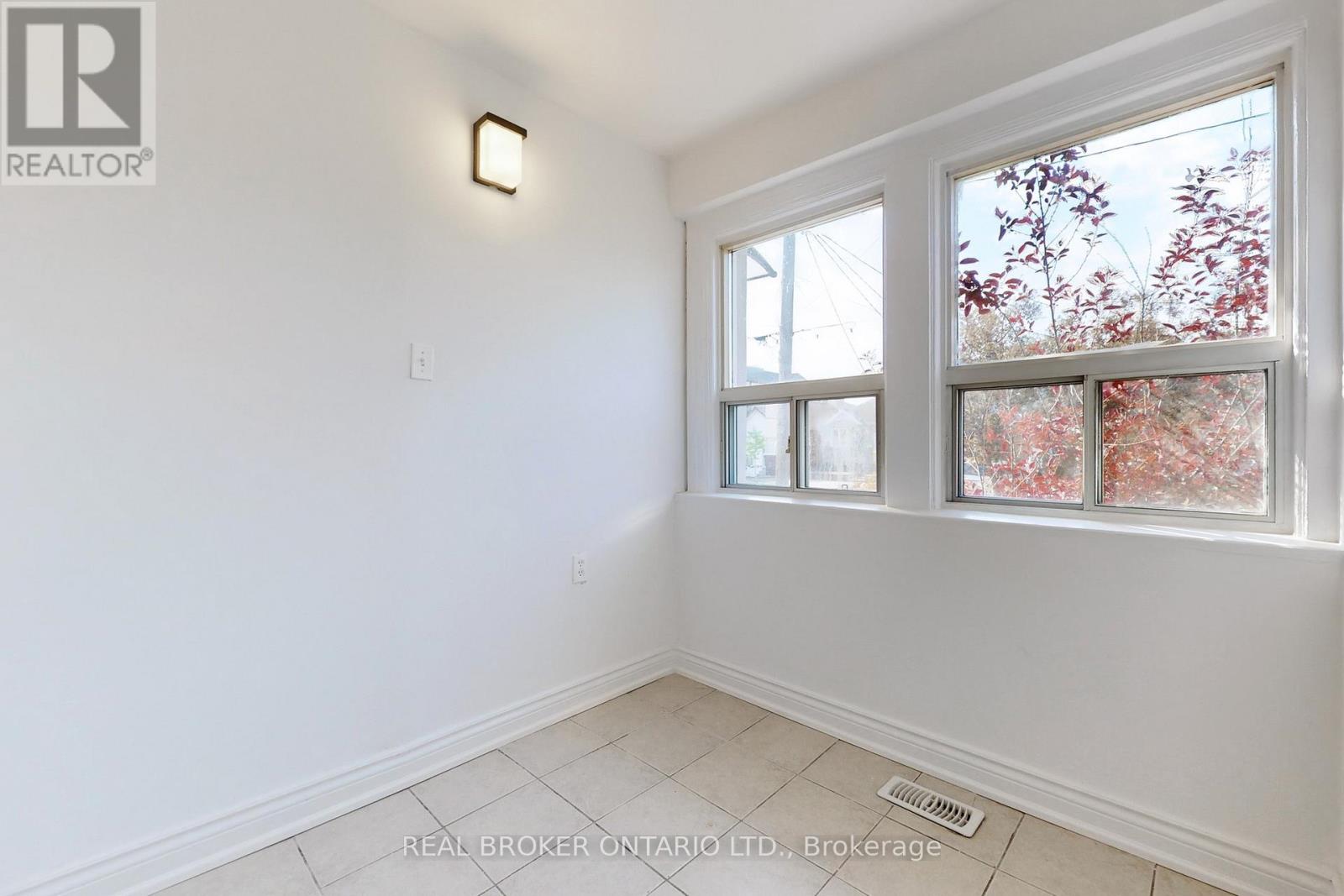 Main - 102 Bowie Avenue, Toronto, Ontario  M6E 2P7 - Photo 8 - W13844300