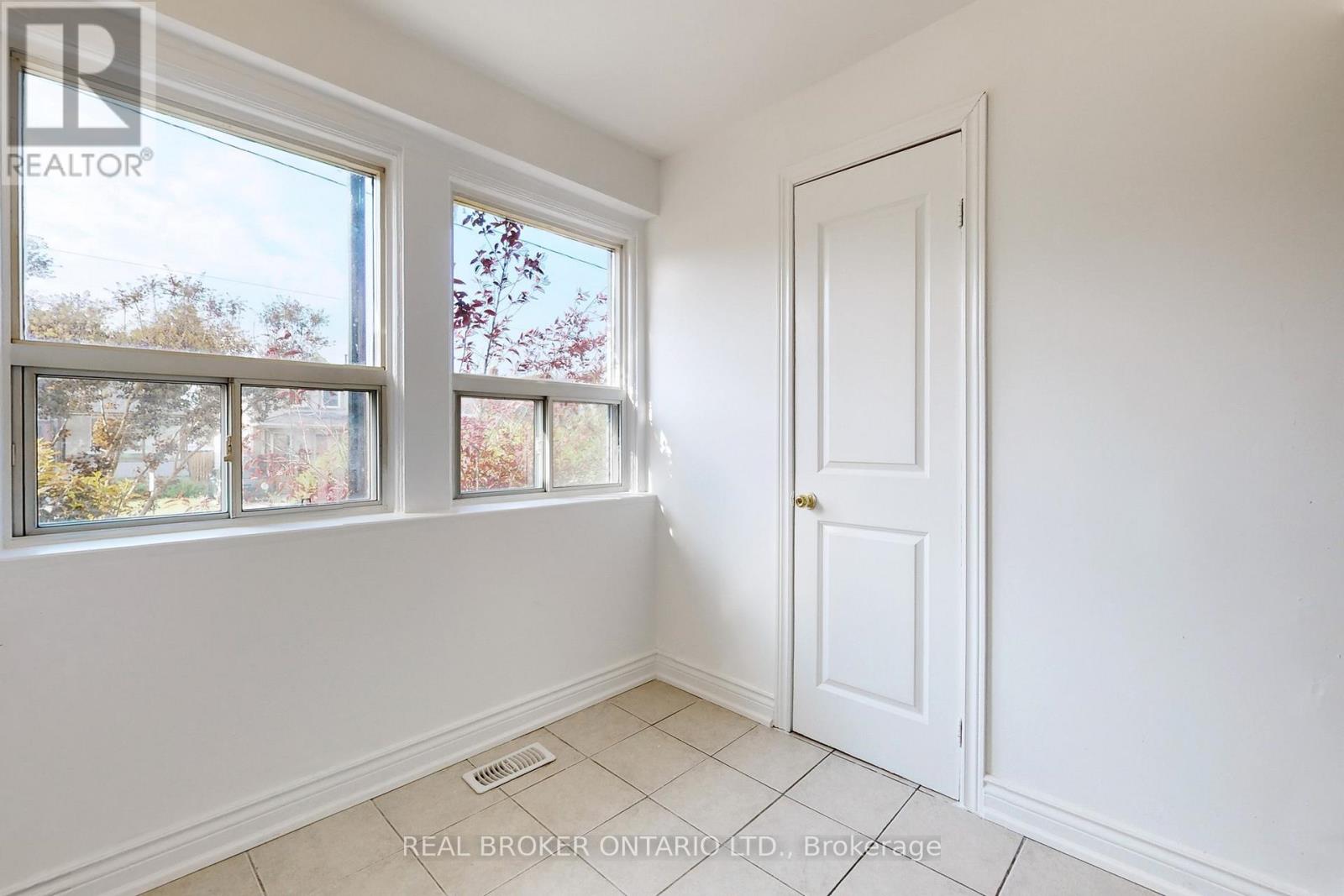 Main - 102 Bowie Avenue, Toronto, Ontario  M6E 2P7 - Photo 9 - W13844300